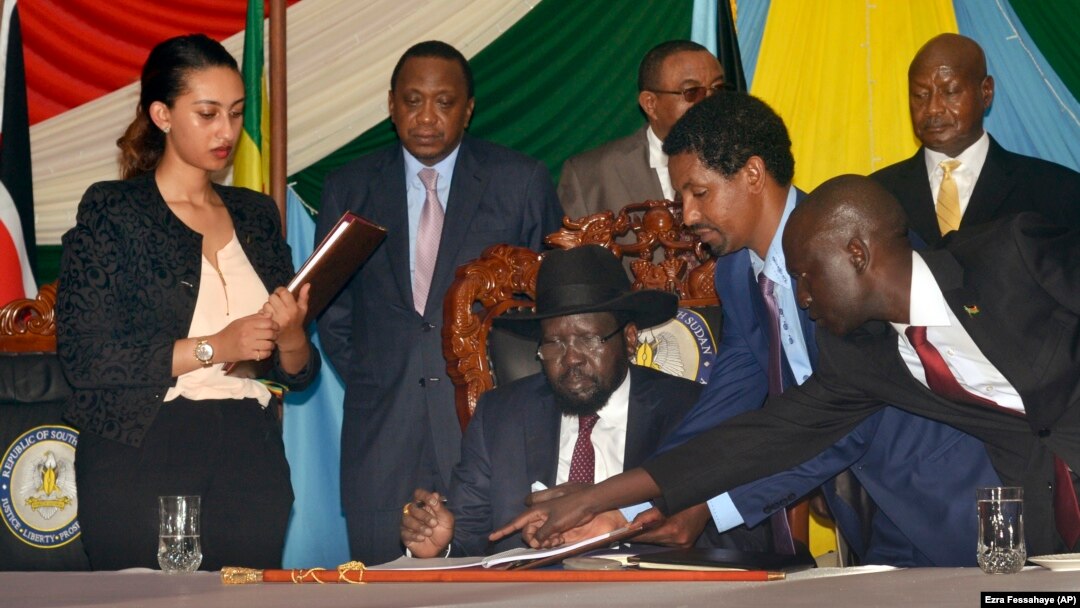 Presiden Sudan Selatan Salva Kiir (duduk bertopi) saat menandatangani kesepakatan perdamaian dengan pemberontak di Juba, Rabu (26/8).