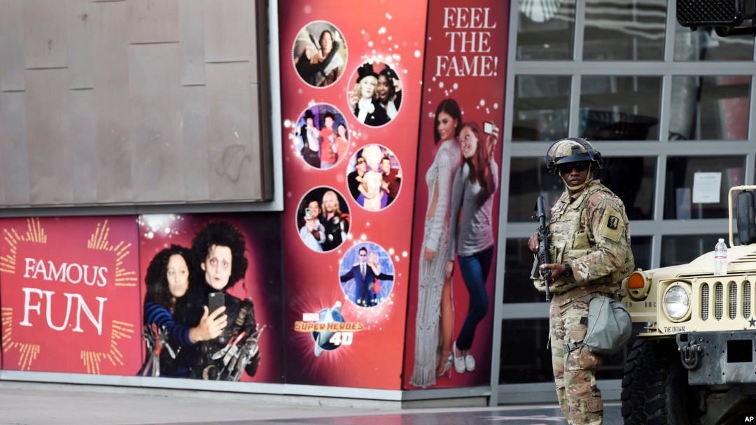 Tentara Garda Nasional berdiri di depan museum patung lilin Madame Tussauds Hollywood, Los Angeles, menyusul demonstrasi memprotes kematian George Floyd, Minggu, 31 Mei 2020. (Foto: AP)
