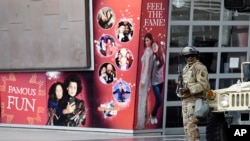 Tentara Garda Nasional berdiri di depan museum patung lilin Madame Tussauds Hollywood, Los Angeles, menyusul demonstrasi memprotes kematian George Floyd, Minggu, 31 Mei 2020. (Foto: AP)