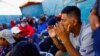 Un migrante que fue secuestrado en el estado de Durango y liberado días después por el Ejército Mexicano, reza una oración a bordo de un tráiler en camino para llegar a EEUU para solicitar asilo, el 10 de diciembre de 2022.