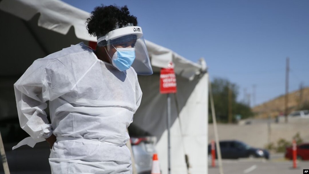 ARHIVA - Zdravstveni radnici ispred objekta za testiranje u El Pasu, u Teksasu (Foto: AP/Briana Sanchez/The El Paso Times)