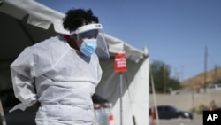 Zdravstveni radnici ispred objekta za testiranje u El Pasu, u Teksasu, ARHIVA, (Foto: Briana Sanchez/The El Paso Times via AP)