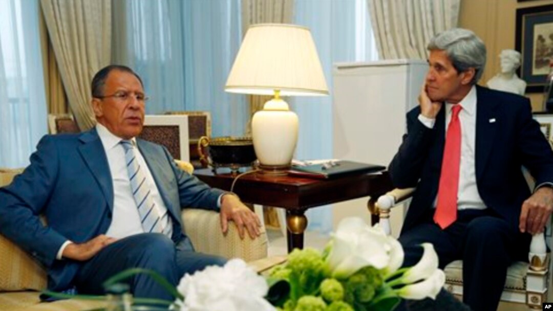 Menlu AS John Kerry (kanan) dan Menlu Rusia Sergei Lavrov, dalam pertemuan di Paris (27/5). 