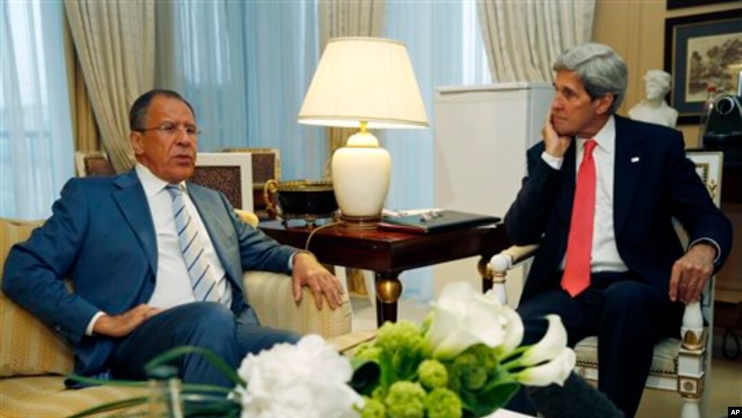 Menlu AS John Kerry (kanan) mengadakan pembicaraan dengan Menlu Rusia Sergei Lavrov, di Paris hari Senin (27/5). 