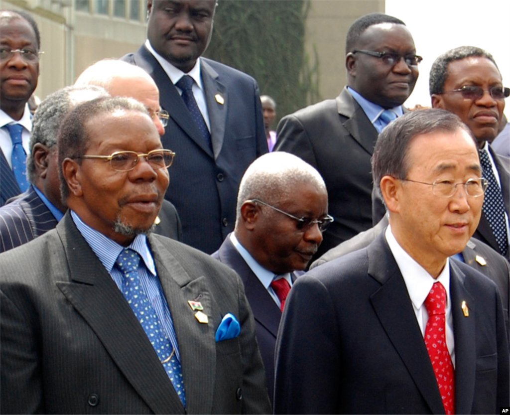 Malawi's President Bingu wa Mutharika standing with United Nations Secretary General Ban Ki-moon, right, as they pose with various other heads of states members of the African Union during a summit meeting in Addis Ababa, Ethiopia, January 30, 2011. (AP