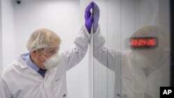 El primer ministro de Gran Bretaña, Boris Johnson, visita el laboratorio biotecnológico francés Valneva en Livingston, Escocia, el 28 de enero de 2021.