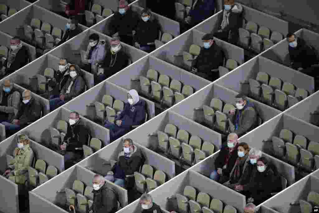 Spectators watch Austria's Dominic Thiem and Croatia's Marin Cilic play their first round match of the French Open tennis tournament in center court Philippe Chatrier at the Roland Garros stadium in Paris, France, Sept. 28, 2020. (AP Photo/Alessan)