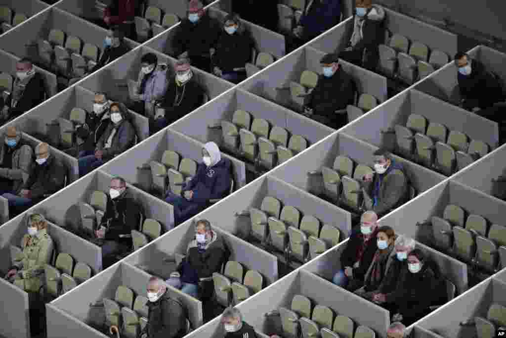 Spectators watch Austria&#39;s Dominic Thiem and Croatia&#39;s Marin Cilic play their first round match of the French Open tennis tournament in center court Philippe Chatrier at the Roland Garros stadium in Paris, France, Sept. 28, 2020. (AP Photo/Alessan)