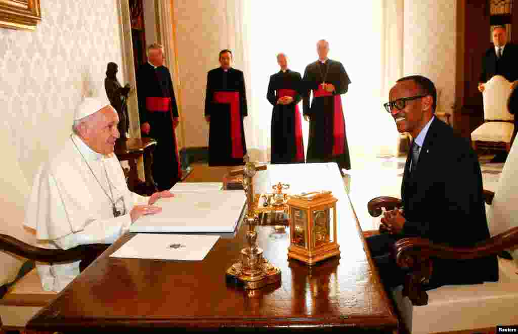 Le président rwandais Paul Kagame avec le pape François lors d'une audience privée, au Vatican, le 20 mars 2017.