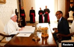 Le président rwandais Paul Kagame avec le pape François lors d'une audience privée, au Vatican, le 20 mars 2017.