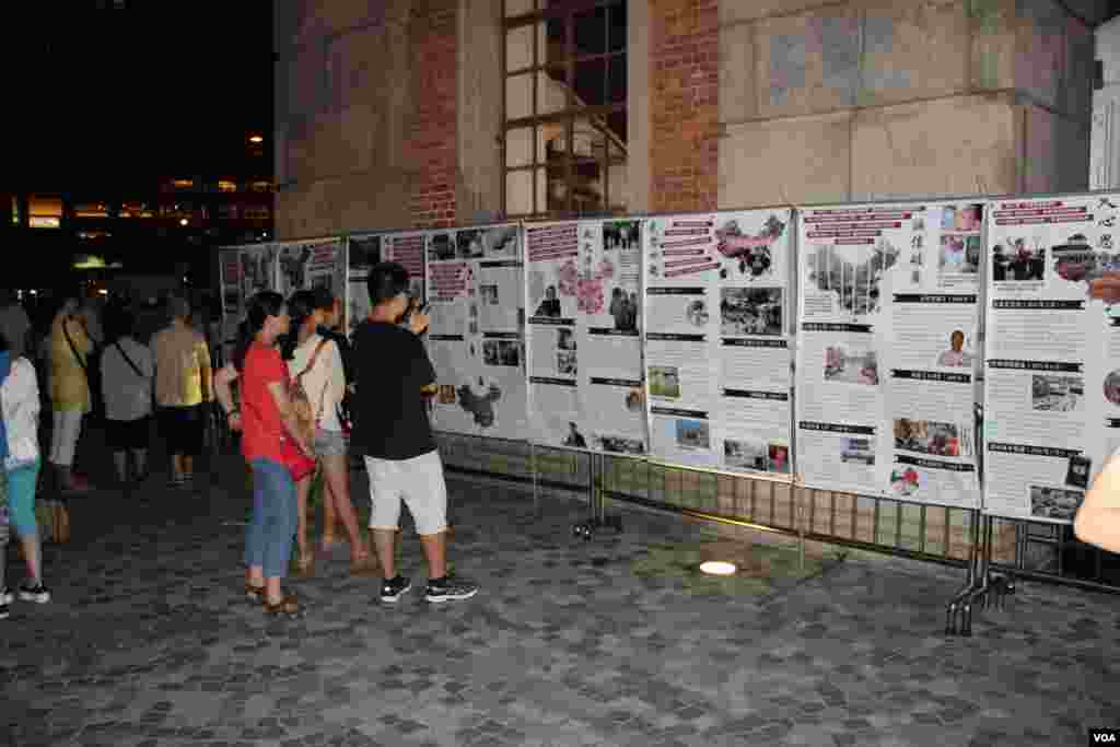 香港支联会在尖沙嘴钟楼旁举办中秋民主灯火行动 (美国之音海彦拍摄)