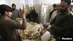 19일 괴한의 총격으로 부상당한 파키스탄 병원 직원.