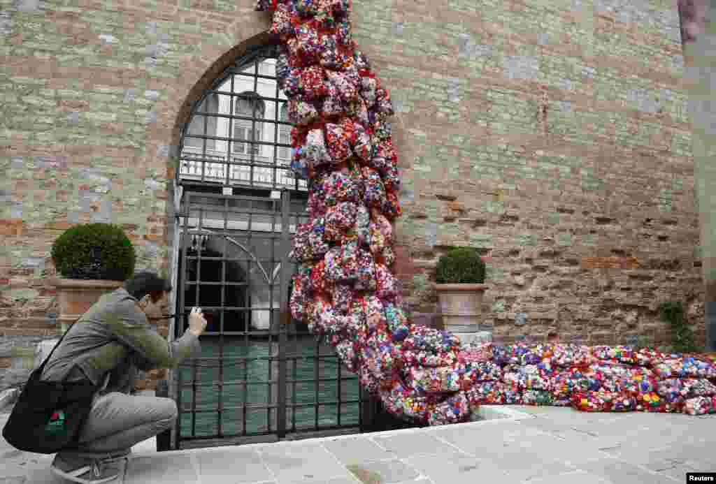 한 관람객이 이탈리아 작가 마리아 크리스티나 피누치의 설치작품 &#39;가비지 패치 스테이트(The Garbage Patch State)&#39;의 사진을 찍고 있다.