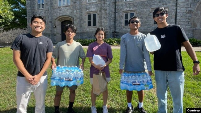 Sesama orang tua Indonesia saling membantu mengirimkan air untuk anak-anak mereka yang kuliah di Virginia Tech. (Dok. pribadi)