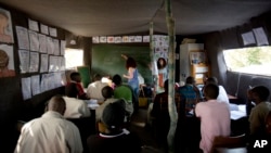 Guru sukarelawan Delphine Blain mengajar bahasa Perancis pada para imigran di sekolah darurat di kamp dekat Calais, Perancis utara.