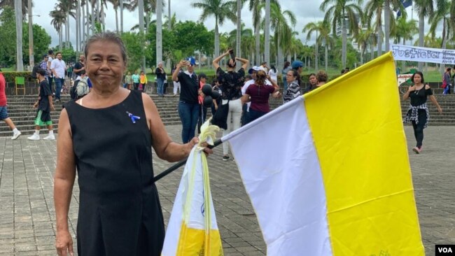 Una de las mujeres que rindió homenaje a las personas asesinadas durante las protestas sociales del 30 de mayo de 2018, así como a sus madres, en Managua, Nicaragua. Photo: Daliana Ocaña - VOA