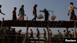 Rohingya refugees cross two bridges at Kutupalong refugee camp, near Cox's Bazar, Bangladesh, Nov. 28, 2017.