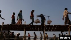 Rohingya refugees cross two bridges at Kutupalong refugee camp, near Cox's Bazar, Bangladesh, Nov. 28, 2017.
