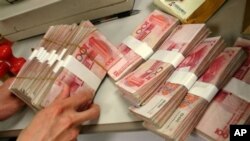 中國人民幣(圖)星期五正式開始和日元直接交易。