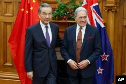 Menteri Luar Negeri China Wang Yi, kiri, bertemu dengan timpalannya dari Selandia Baru Winston Peters, di Wellington, Selandia Baru, Senin, 18 Maret 2024. (Foto: via AP)