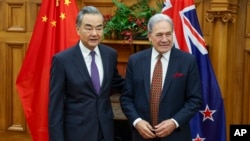 新西蘭外交部長彼得斯（Winston Peters）在一場活動中抨擊中國在太平洋島嶼安全領域加強存在的努力，並警告中國不要採取可能「破壞穩定」或破壞區域安全的行動。圖為彼得斯3月18日會見到訪的中國外交部長王毅。 （美聯社）