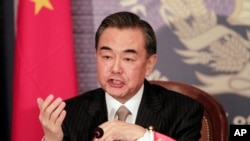 Menteri Luar Negeri China Wang Yi berbicara dalam konferensi pers di Kementerian Luar Negeri di Kabul, Afghanistan, Sabtu, 22 Februari 2014. (Foto: AP/Rahmat Gul)