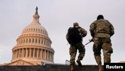 Miembros de la Guardia Nacional vigilan en el Capitolio ante la ceremonia de investidura del presidente electo Joe Biden, el 15 de enero de 2021.