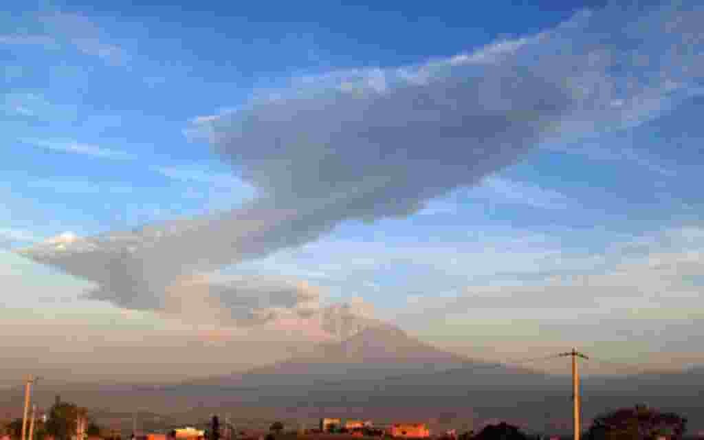 Una gran columna de cenizas se eleva desde el volcán Popocatépetl, visto desde la carretera a Atlixco, México la madrugada del viernes 3 de junio de 2011. Los 5.450 metros que disparo con la explosión de una montaña de cenizas cerca de 3 kilómetros por en
