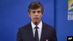 Brazil's newly-named Brazil Health Minister Nelson Teich speaks during his swearing-in ceremony at Planalto palace in Brasilia, Brazil, Friday, April 17, 2020.