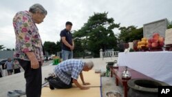 17일 북한 탈북민 가족이 한국 파주에서 추석을 맞아 제사를 지내고 있다.