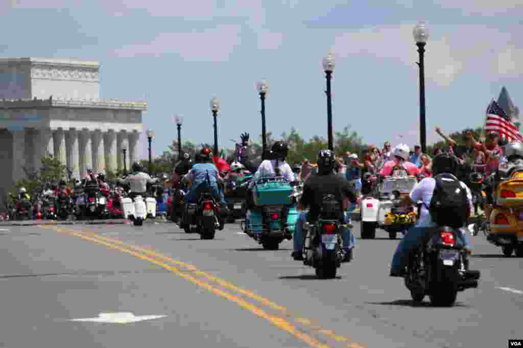 Participants drive toward the Lincoln Memorial during the Rolling Thunder &#39;Ride for Freedom&#39; in Washington, May 25, 2014. (Brian Allen/VOA)