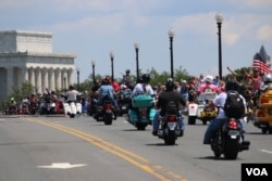 FILE - Participants drive toward the Lincoln Memorial the Rolling Thunder 'Ride for Freedom' in Washington, May 25, 2014. (Brian Allen/VOA)