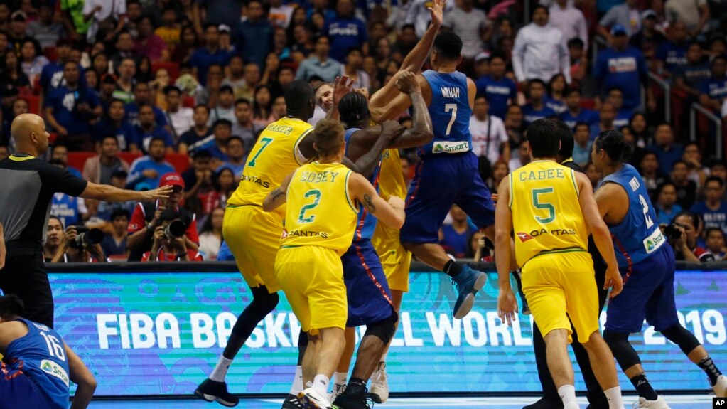 Perkelahian terjadi dalam pertandingan babak kualifikasi Piala Dunia FIBA 2019 antara tim Australia (jersey warna kuning) dan tuan rumah Filipina (biru) pada hari Senin (2/7) di Philippine Arena di luar Manila.