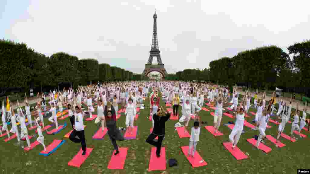 علاقمندان یوگا، تمرین فضای آزاد را در مقابل برج ایفل شهر پاریس برگزار کردند