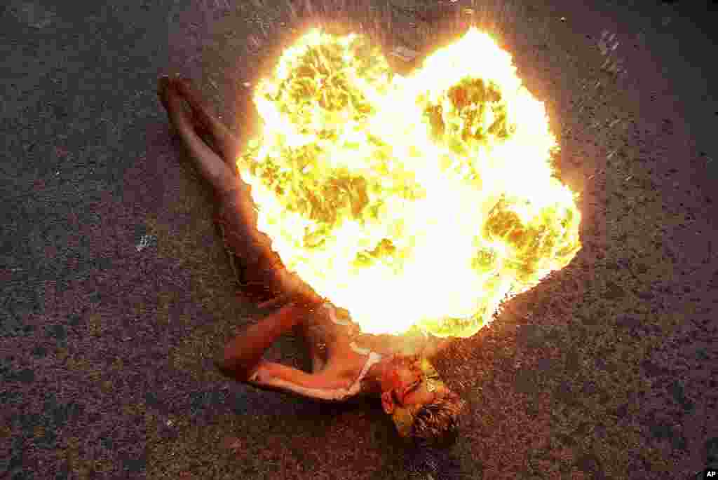 인도 하이데라바드에서 열린 힌두교 '보날루' 축제에서 한 남성이 불을 이용한 공연을 펼치고 있다.