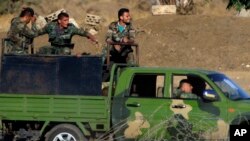 Des soldats syriens arrivent à la frontière de Quneitra entre la Syrie et le plateau du Golan contrôlée par Israël, le 26 juillet 2018.