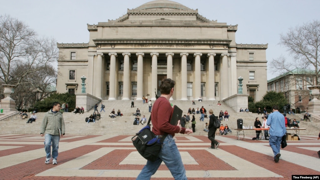 资料照片：2005年3月31日，人们走在美国纽约哥伦比亚大学的校园里。(photo:VOA)