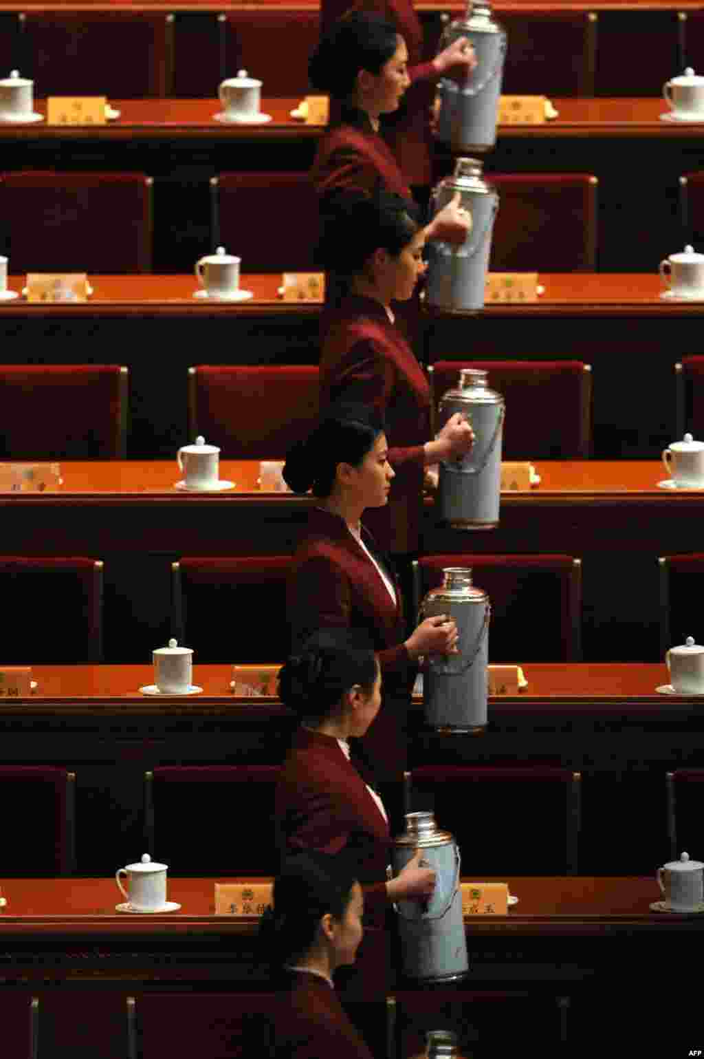 중국 베이징 인민대회당에서&nbsp; 전국인민정치협상회의, 정협이 시작된 가운데, 개막에 앞서 안내원들이 참석자들의 자리에 차를 따르고 있다.