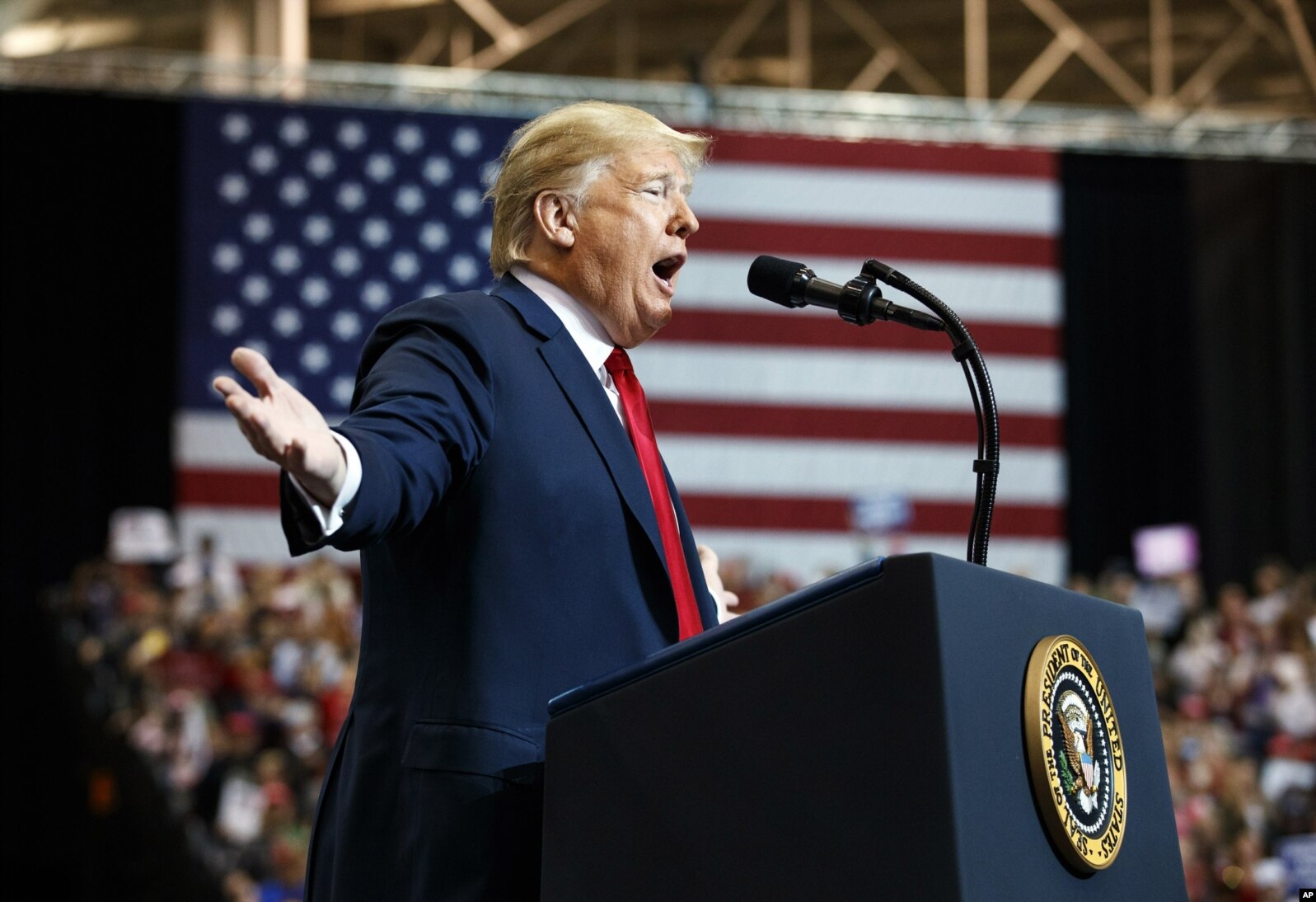 El presidente Donald Trump hablando durante un acto de campaña en Cleveland, Ohio, el lunes, 5 de noviembre de 2018.