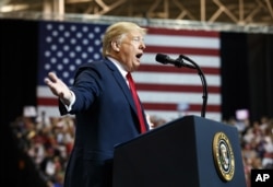 El presidente Donald Trump hablando durante un acto de campaña en Cleveland, Ohio, el lunes, 5 de noviembre de 2018.