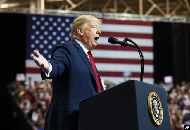 El presidente Donald Trump hablando durante un acto de campaña en Cleveland, Ohio, el lunes, 5 de noviembre de 2018.