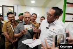 Kepala Kantor Komunikasi kepresidenan Hasan Hasbi saat meninjau pelaksanaan CKG di Puskesmas Wanakerta, Karawang, Jawa Barat, Senin (10/2) mengatakan program ini merupakan program kesehatan terbesar dalam sejarah Indonesia, dan masyarakat harus memanfaatkannya. (humas PCO)