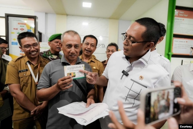 Kepala Kantor Komunikasi kepresidenan Hasan Hasbi saat meninjau pelaksanaan CKG di Puskesmas Wanakerta, Karawang, Jawa Barat, Senin (10/2) mengatakan program ini merupakan program kesehatan terbesar dalam sejarah Indonesia, dan masyarakat harus memanfaatkannya. (humas PCO)