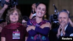 Claudia Sheinbaum gesticula para os seus apoiantes depois de vencer as eleições presidenciais, na Praça Zocalo, na Cidade do México, México, a 3 de junho de 2024.