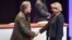 Chính trị gia cực hữu Pháp bà Marine Le Pen chào mừng ông Steve Bannon cựu chiến lược gia chính trị của Tổng thống Trump tại Lille, Pháp, ngày 10/3/ 2018. 