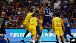 Perkelahian terjadi dalam pertandingan babak kualifikasi Piala Dunia FIBA 2019 antara tim Australia (jersey warna kuning) dan tuan rumah Filipina (biru) pada hari Senin (2/7) di Philippine Arena di luar Manila.