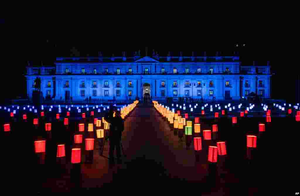 칠레 산티아고의 대통령 관저인 모네다 궁전 앞에 코로나 사태 희생자들을 추모하는 등이 밝혀져 있다. 