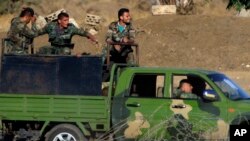 Des soldats syriens arrivent à la frontière de Quneitra entre la Syrie et le plateau du Golan contrôlée par Israël, le 26 juillet 2018. 