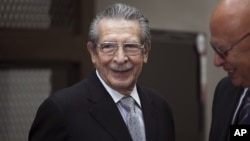 El exdictador guatemalco Efraín Ríos Montt sonrié en el tribunal que este viernes suspendio el proceso en su contra por genocidio.