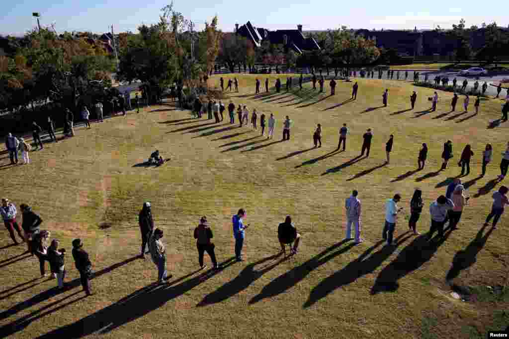 Los votantes esperan en una larga fila para emitir sus votos en la Iglesia del Servant en Oklahoma City, Oklahoma, el 3 de noviembre de 2020.
